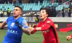  記者談海港后衛(wèi)明天：從津門虎到海港環(huán)境變了，他需主動去適應(yīng)