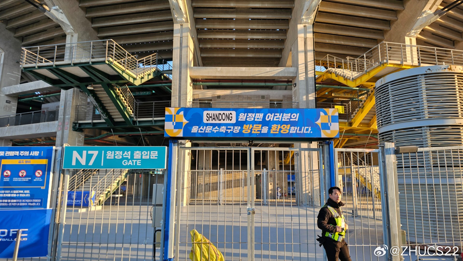  博主：蔚山現(xiàn)場(chǎng)工作人員、轉(zhuǎn)播車、安保在準(zhǔn)備撤場(chǎng)，場(chǎng)外一片安靜