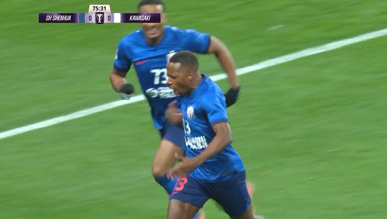  申花1-0領(lǐng)先！馬納法抽射造對方后衛(wèi)烏龍，申花1-0領(lǐng)先