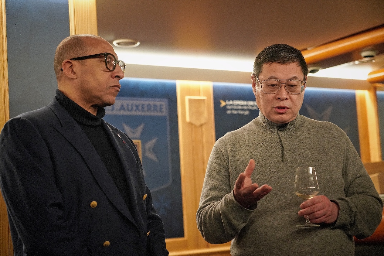  法國足協(xié)主席迪亞洛做客歐塞爾，并與董事會(huì)主席周云杰會(huì)晤