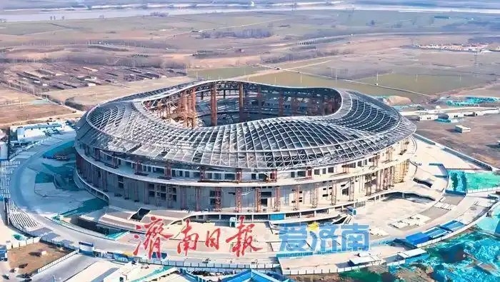  魯媒：戴上1.6萬(wàn)噸“鋼鐵巨冠”，黃河體育中心球場(chǎng)完成屋蓋施工