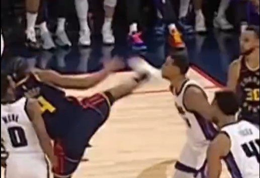  抬腳過(guò)高踢到了對(duì)手下巴！NBA官方：穆迪這一動(dòng)作被判1級(jí)惡犯