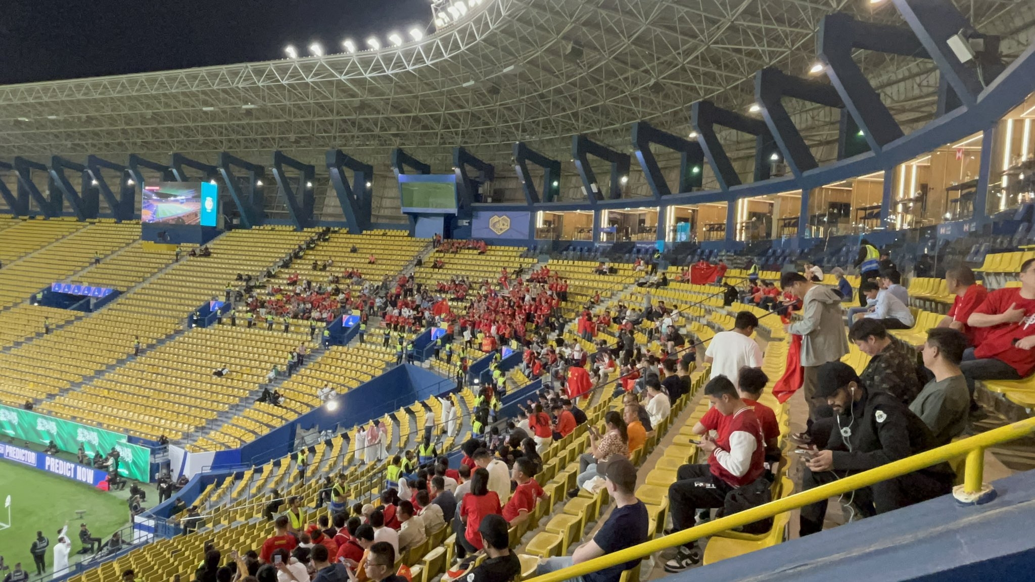  球票已售罄！中國球迷已經(jīng)入場，坐在球場上層沙特球迷區(qū)上方