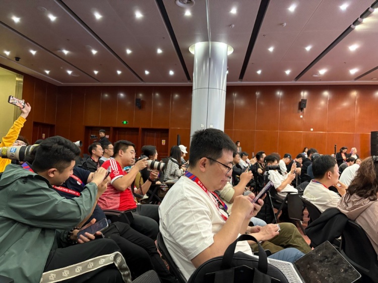  萬眾矚目！記者擠滿國足賽前新聞發(fā)布廳，賽場記者預(yù)計(jì)超300人