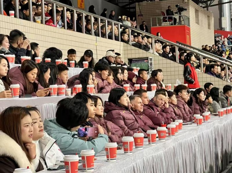  北青體育：中國女足現(xiàn)身中甲賽場，觀看重慶銅梁龍vs遼寧鐵人