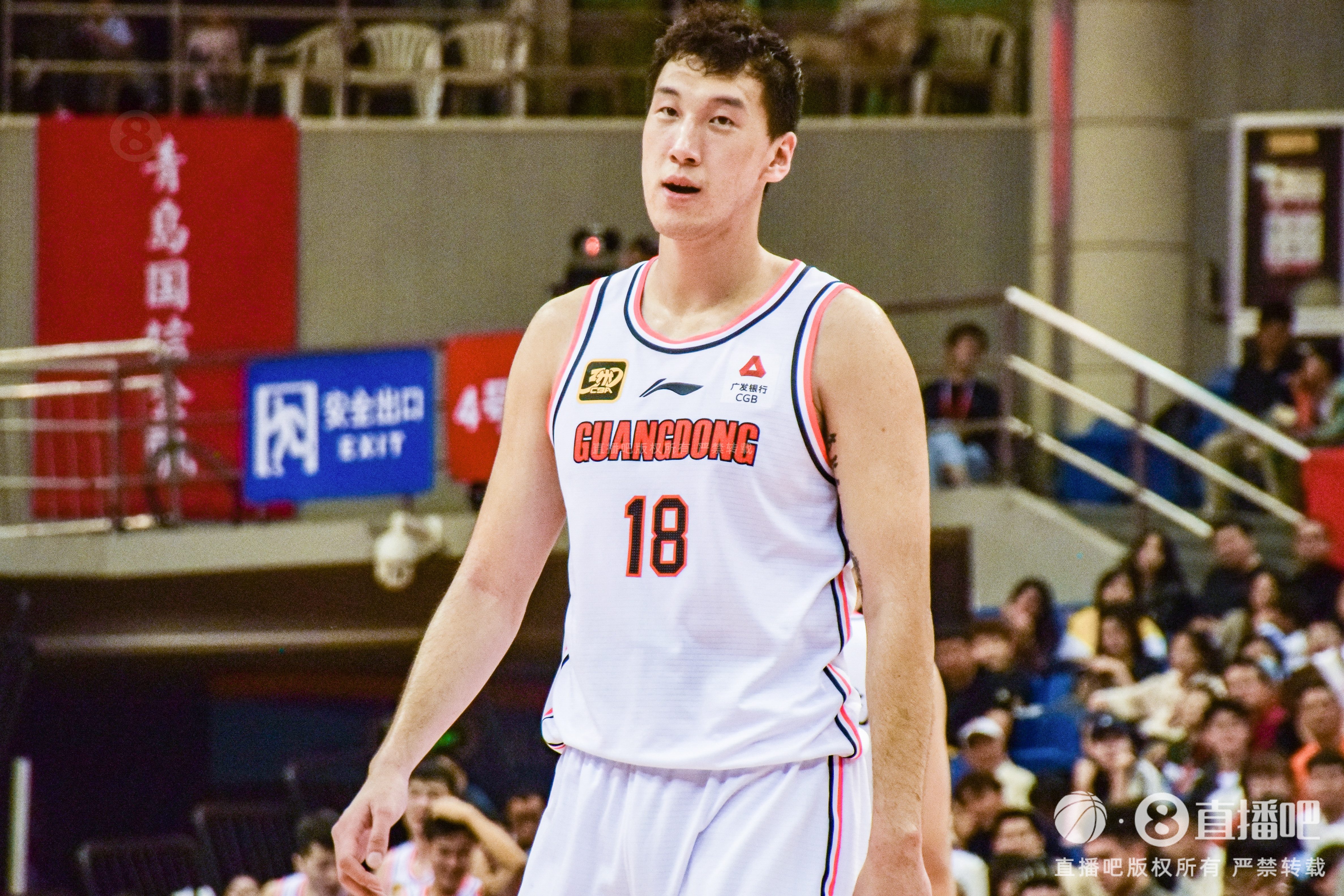  神射手！杜潤旺上半場三分5中4得到12分1板1助1斷